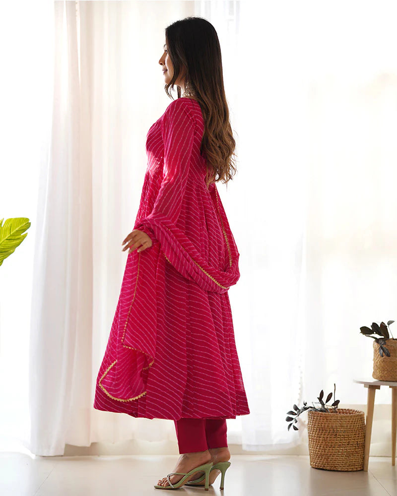 RANI PINK COLOR LAHERIYA PRINT GEORGETTE THREE PIECE ANARKALI SUIT