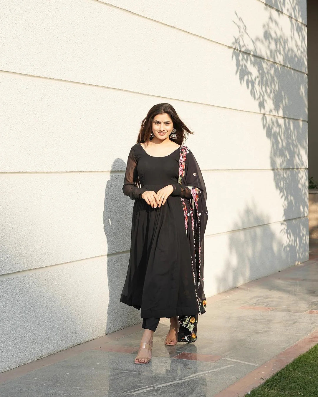 GEORGETTE BLACK COLOUR BACKLESS ANARKALI THREE PIECE SUIT Cholicart GEORGETTE BLACK COLOUR BACKLESS ANARKALI THREE PIECE SUIT Cholicart