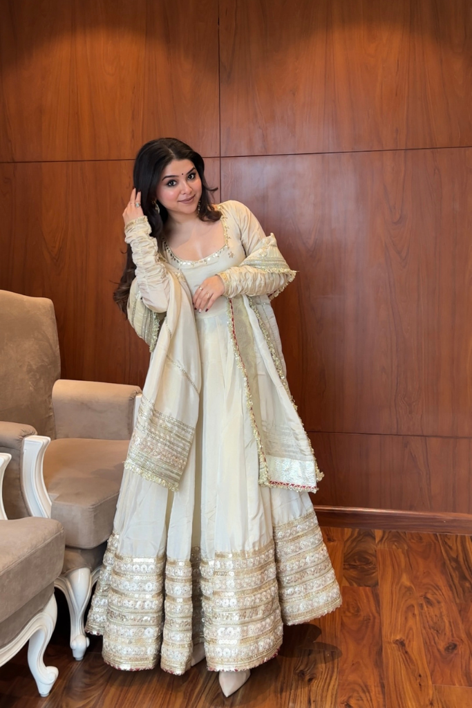 MOST TRENDING OFF WHITE COLOR EMBROIDERY SEQUENCE WORK ANARKALI SUIT –  Cholicart
