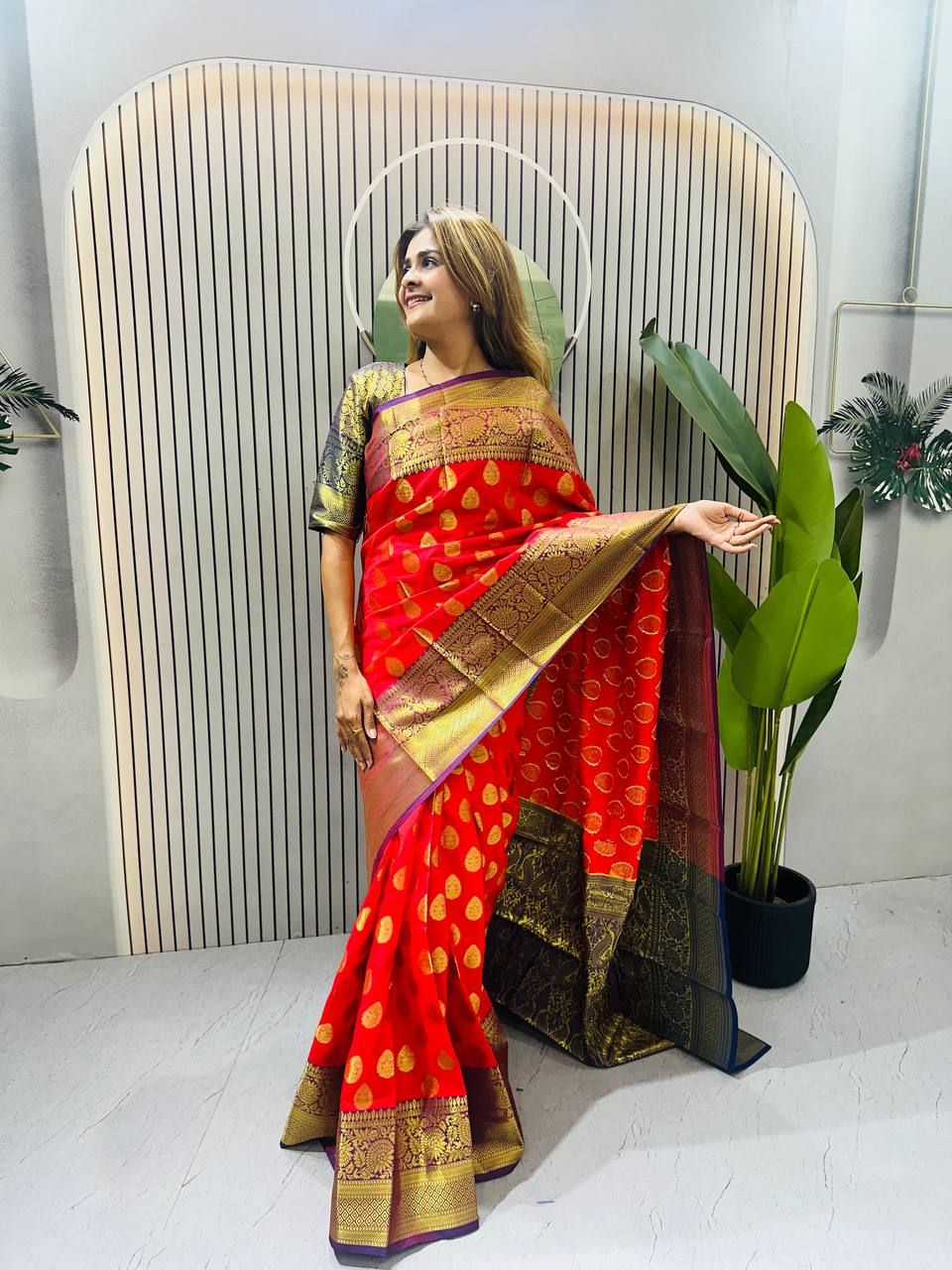 TRENDING JEQUARD ZIP & GO SAREE