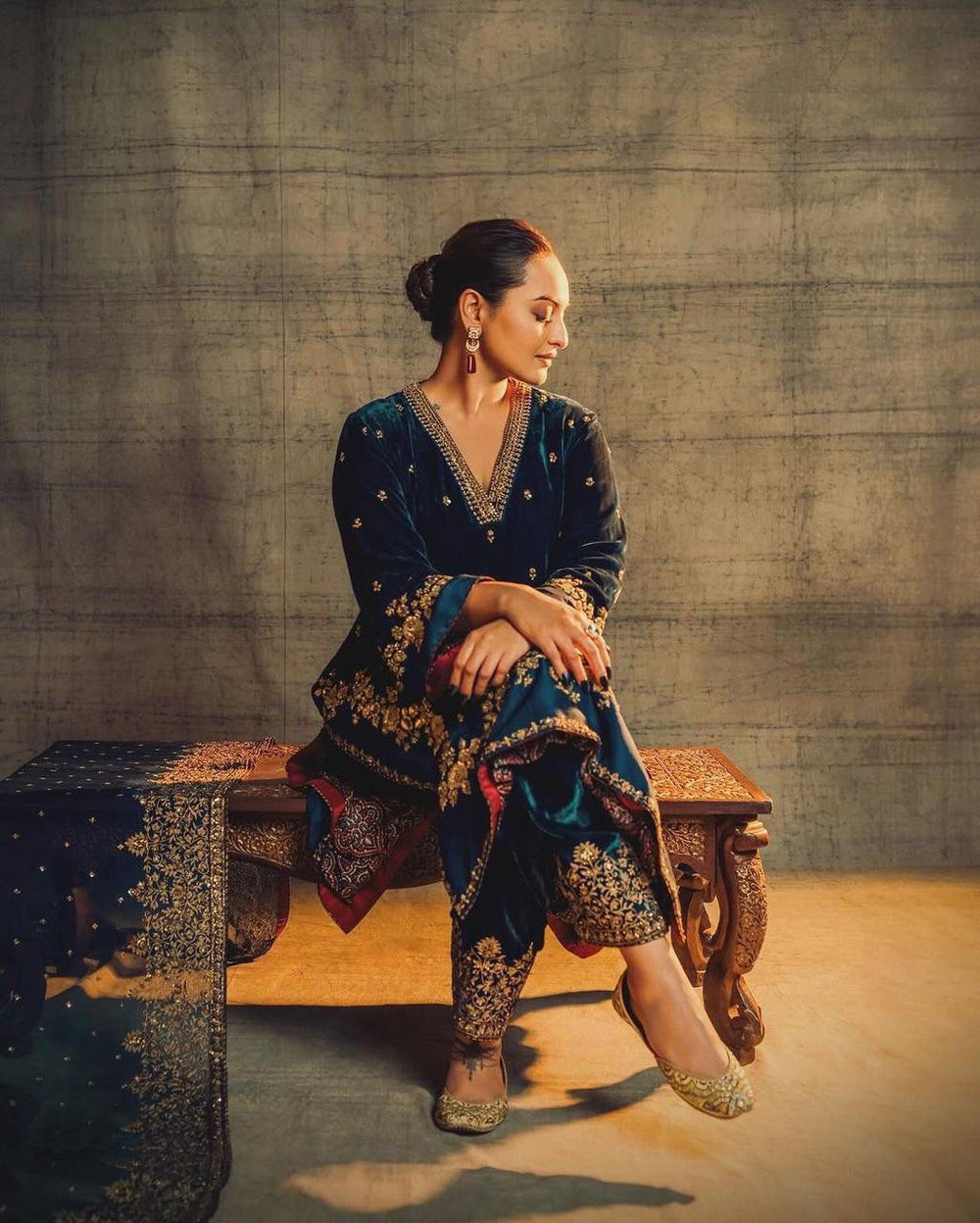 SONAKSHI'S VELVET ROYAL ELEGANT SUIT SET
